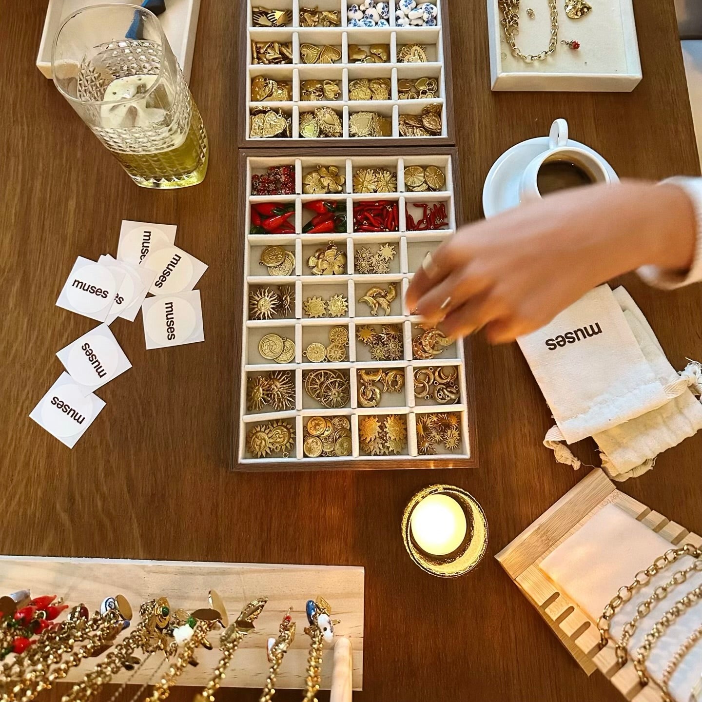 Atelier créatif de fabrication de bijoux avec des breloques