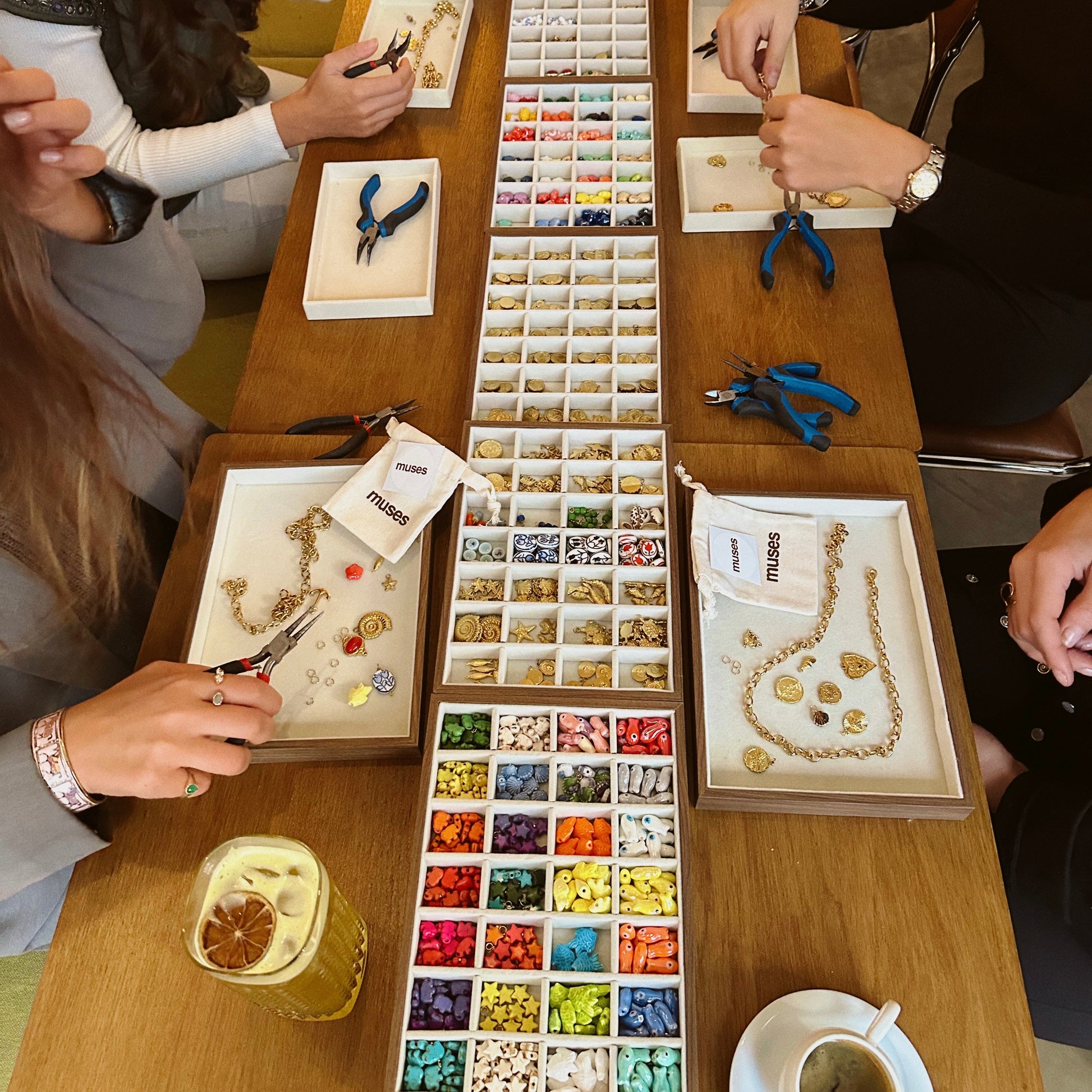 Atelier créatif de fabrication de bijoux avec des breloques 3